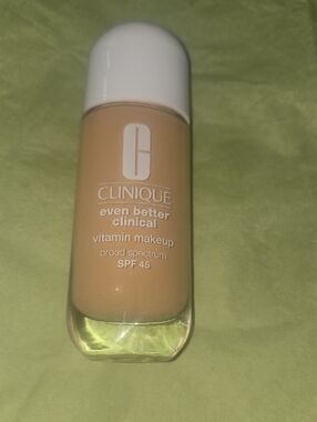 Clinique Even Better Clinical Vitamin Makeup - Shade Light Medium Warm 2